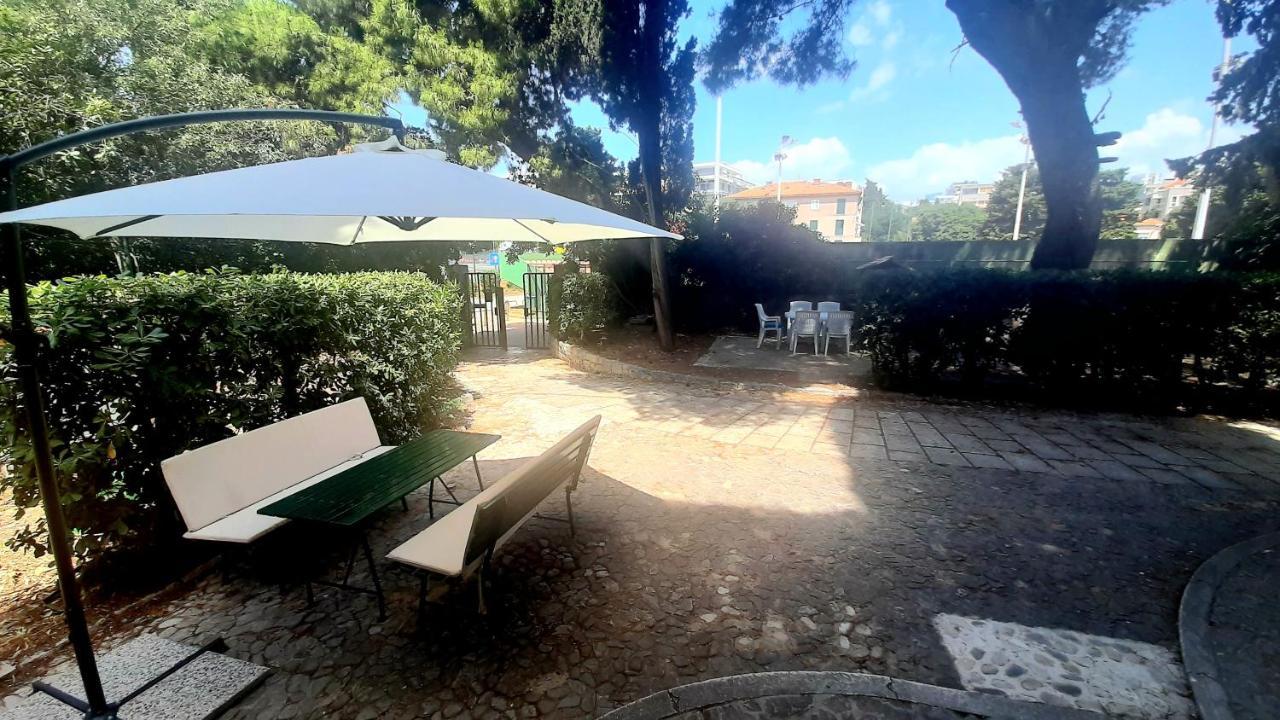 Old Captain'S Apartments - In A Pine Wood By The Sea And Tennis Courts سبليت المظهر الخارجي الصورة