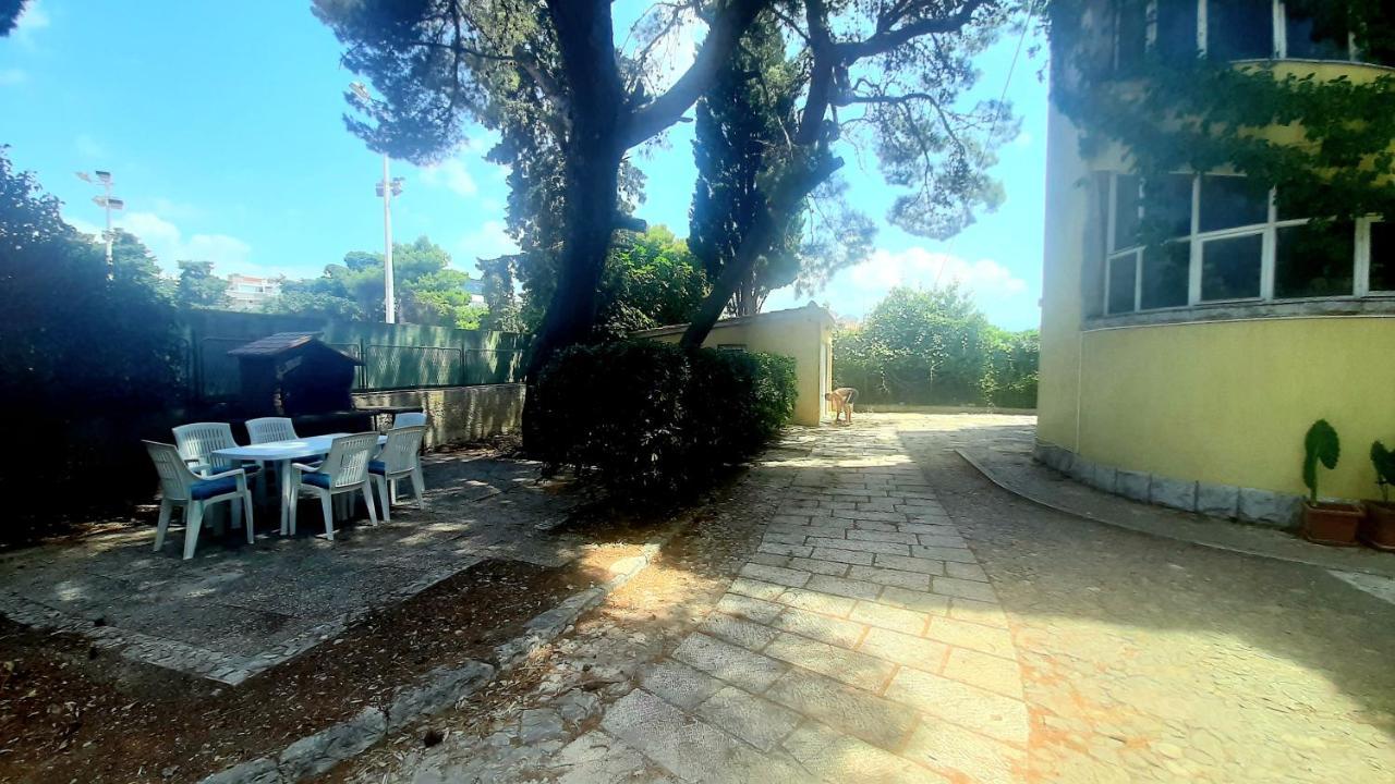 Old Captain'S Apartments - In A Pine Wood By The Sea And Tennis Courts سبليت المظهر الخارجي الصورة