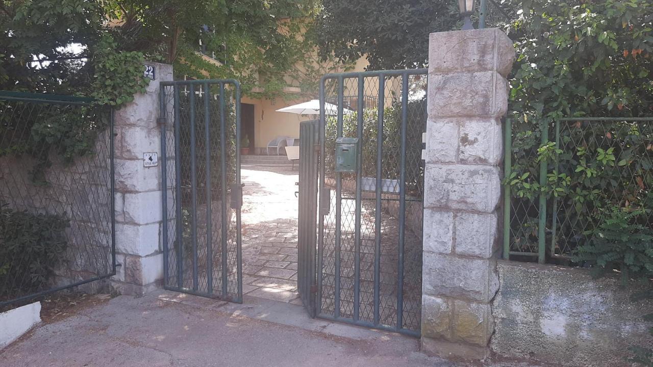 Old Captain'S Apartments - In A Pine Wood By The Sea And Tennis Courts سبليت المظهر الخارجي الصورة
