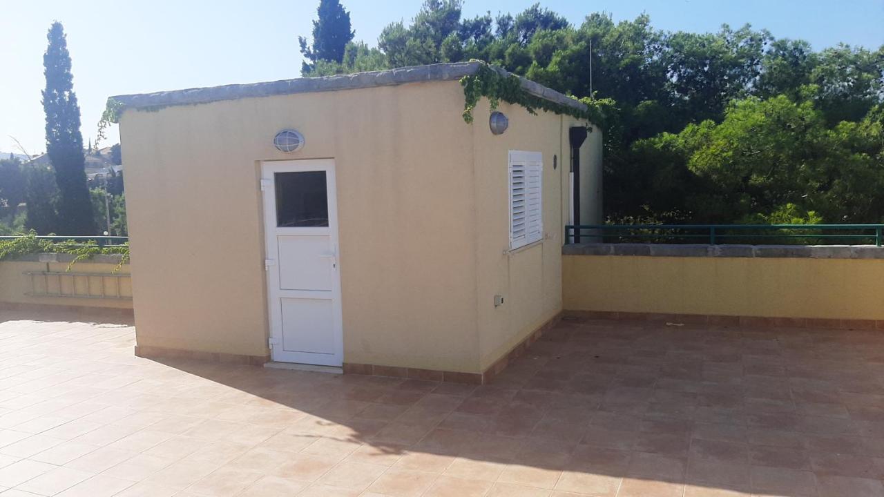 Old Captain'S Apartments - In A Pine Wood By The Sea And Tennis Courts سبليت المظهر الخارجي الصورة
